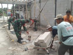 Babinsa Bantu Warga Bangun Rumah, Tunjukkan Semangat Gotong Royong Babinsa Bantu Warga Bangun Rumah, Tunjukkan Semangat Gotong Royong