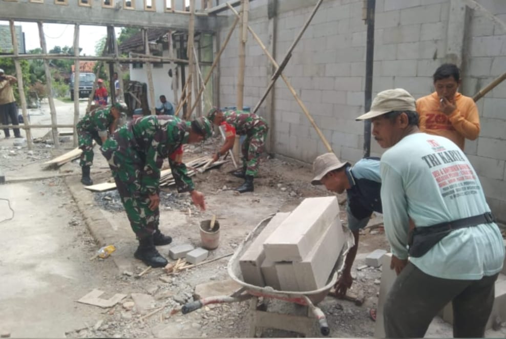 Babinsa Bantu Warga Bangun Rumah, Tunjukkan Semangat Gotong Royong
