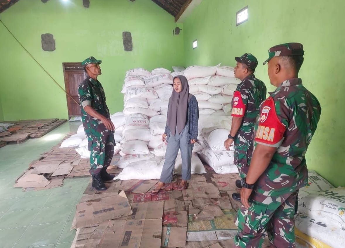 Cek Ketersediaan Pupuk, Ini Harapan Babinsa