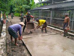 Dukung Percepatan Pembangunan Babinsa Ajak Warga Cor Jalan Dukung Percepatan Pembangunan Babinsa Ajak Warga Cor Jalan