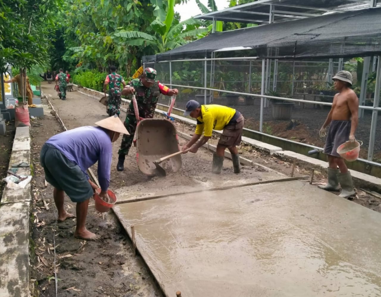 Dukung Percepatan Pembangunan Babinsa Ajak Warga Cor Jalan