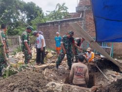 Babinsa Bekerjasama Dengan Warga Bangun Rumah Babinsa Bekerjasama Dengan Warga Bangun Rumah