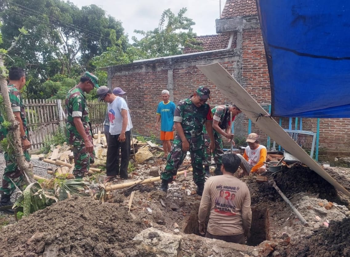 Babinsa Bekerjasama Dengan Warga Bangun  Rumah