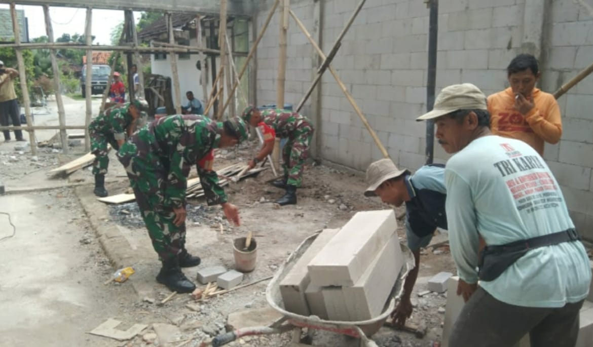 Babinsa Gotong Royong Bangun Rumah, Semangat Kebersamaan Untuk Masyarakat