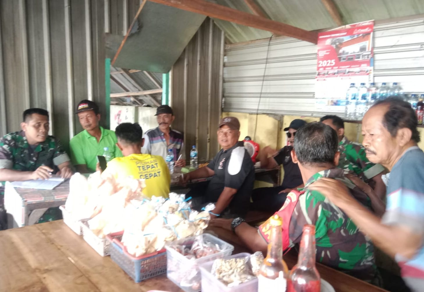 Warung Kopi Merupakan Tempat Favorit Bagi Serma Sugiyo Dalam Melaksanakan Komsos