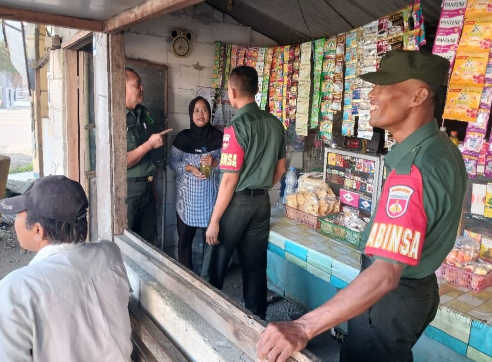 Babinsa Lakukan Pengecekan Harga dan Persediaan Sembako