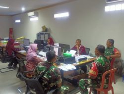 Jaga Keamanan Wilayah, Babinsa Komsos Bersama Apdes Jaga Keamanan Wilayah, Babinsa Komsos Bersama Apdes