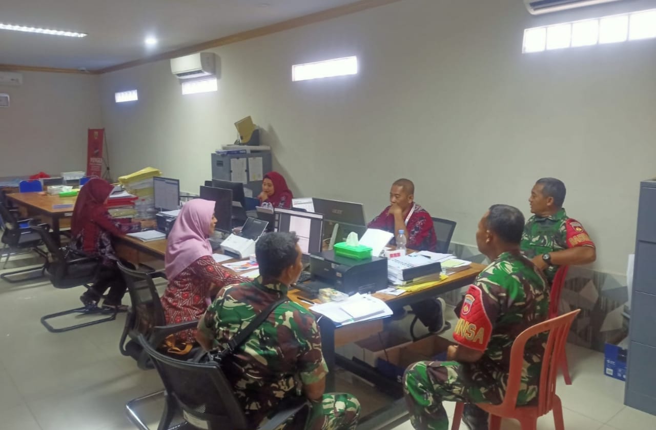 Jaga Keamanan Wilayah, Babinsa Komsos Bersama Apdes