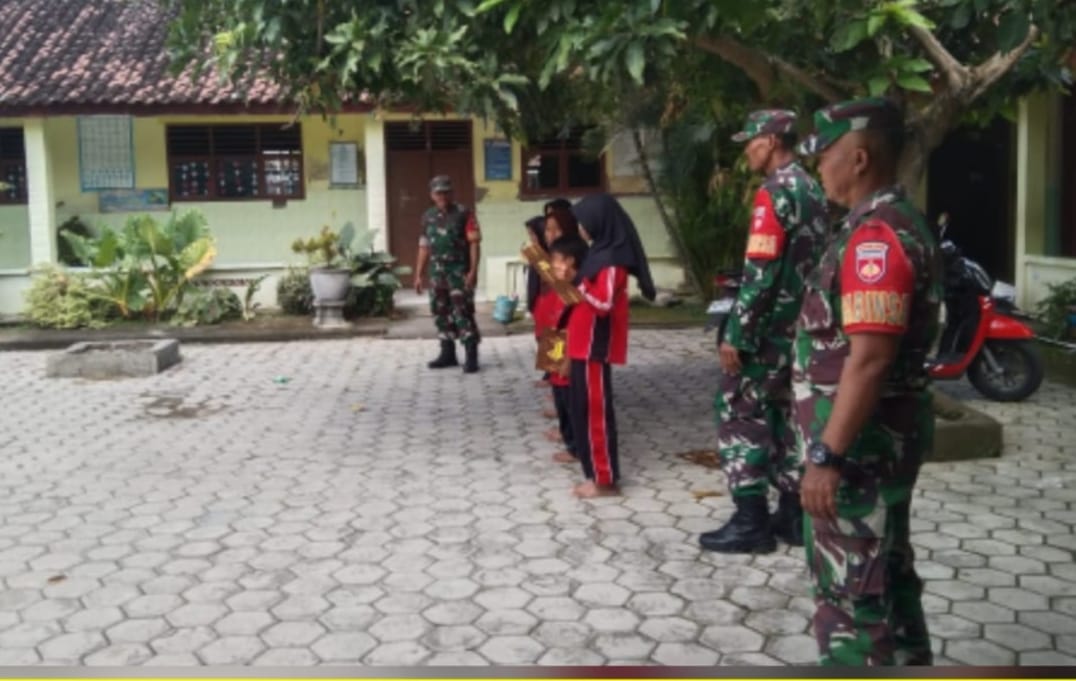 Agar Pelaksanaan Berjalan Dengan Baik, Babinsa Latih dan Siapkan Petugas Upacara Bendera