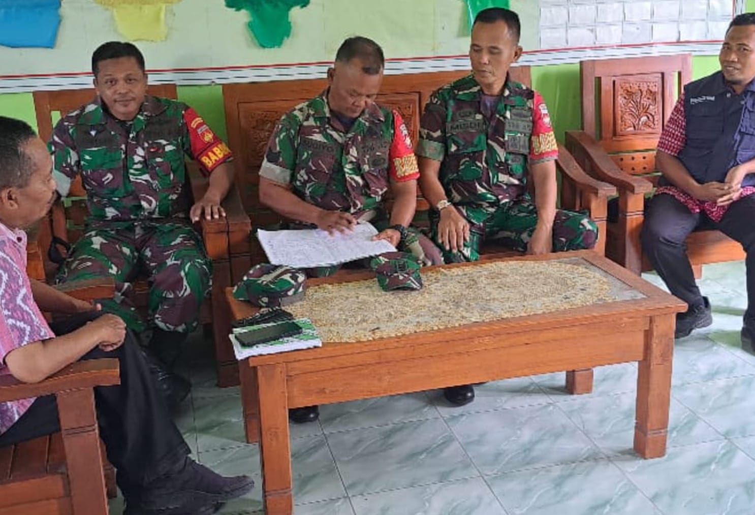 Babinsa Silaturahmi ke Kantor Desa, Jalin Sinergi Untuk Kemajuan