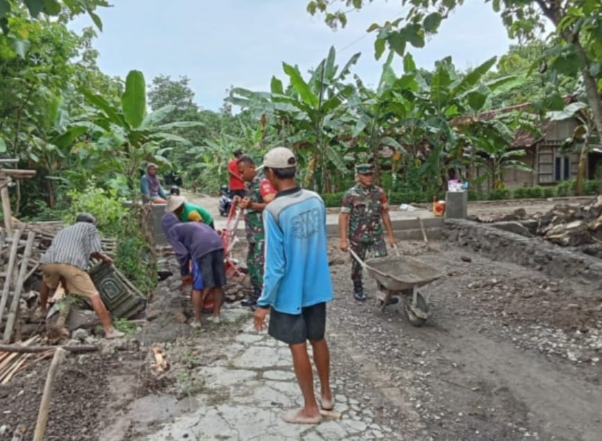 Babinsa Gotong Royong Bangun Talud Jalan, Wujud Nyata Kemanunggalan TNI dan Rakyat