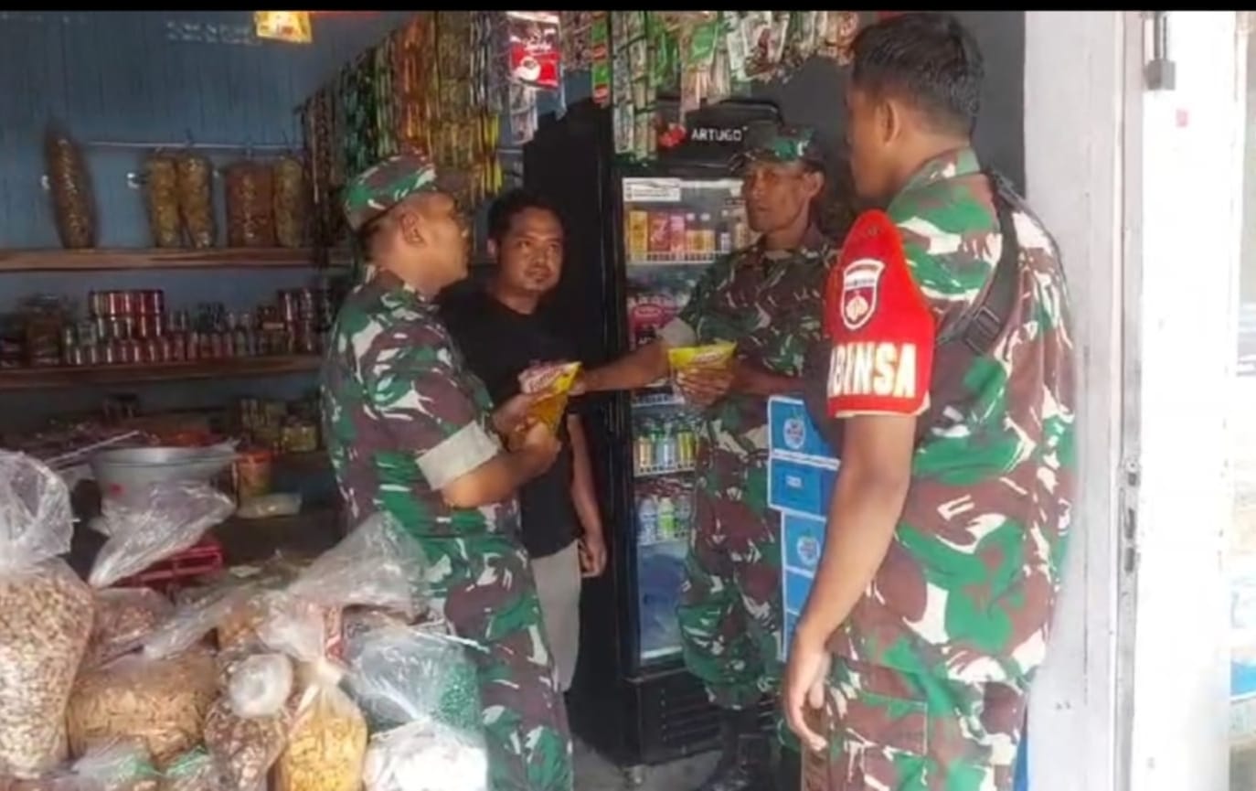 Kunjungi Pasar Babinsa Pastikan Stabilitas Harga Sembako Masih Stabil