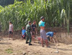 Babinsa dan Warga Bergotong Royong Meratakan Timbunan Tanah Babinsa dan Warga Bergotong Royong Meratakan Timbunan Tanah
