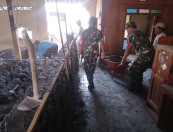 Babinsa Tunjukkan Kepedulian, Bantu Rehab Rumah Warga Babinsa Tunjukkan Kepedulian, Bantu Rehab Rumah Warga