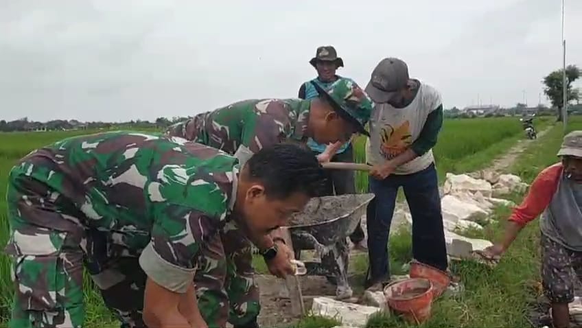 Bantu Para Petani, Babinsa Kerja Bakti Bangun Talud