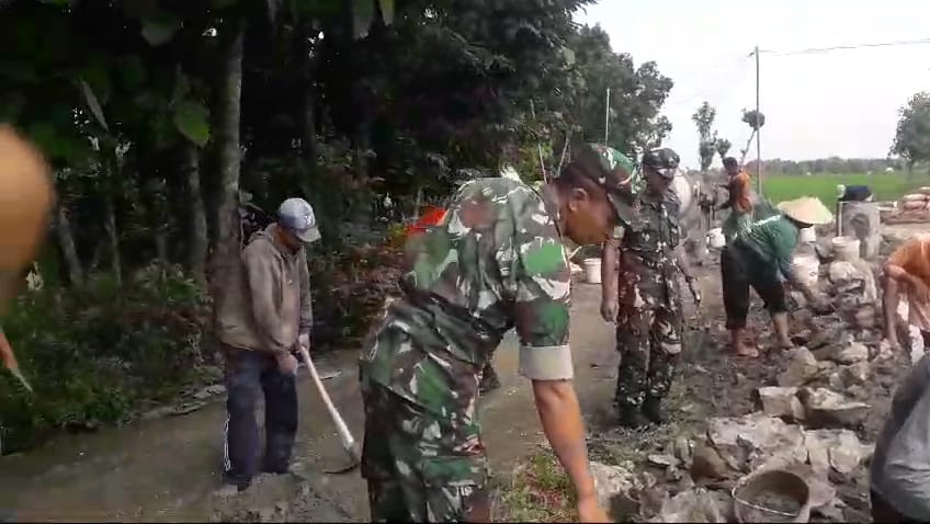Babinsa Gotong Royong, Talud Irigasi Sawah Kokoh Untuk Kelancaran Pengairan