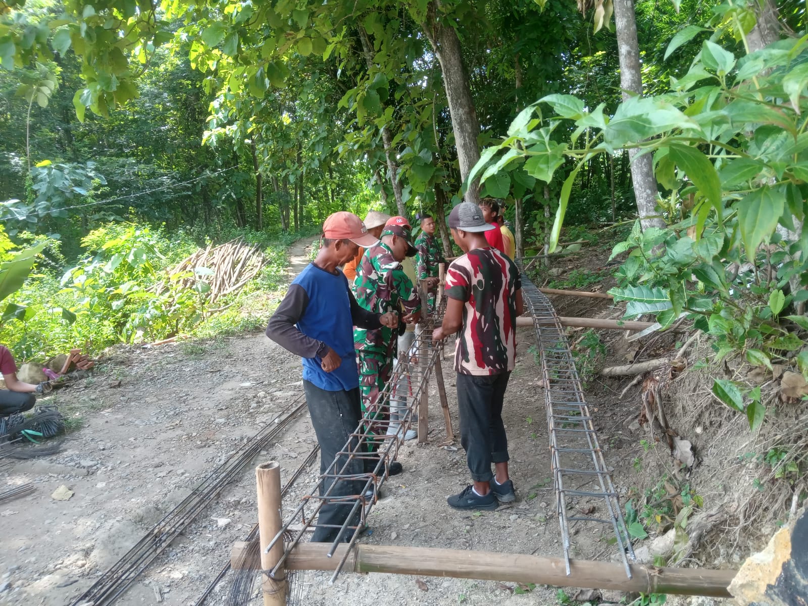 Babinsa Bantu Merangkai Kolom Besi untuk Pembangunan Sekolah