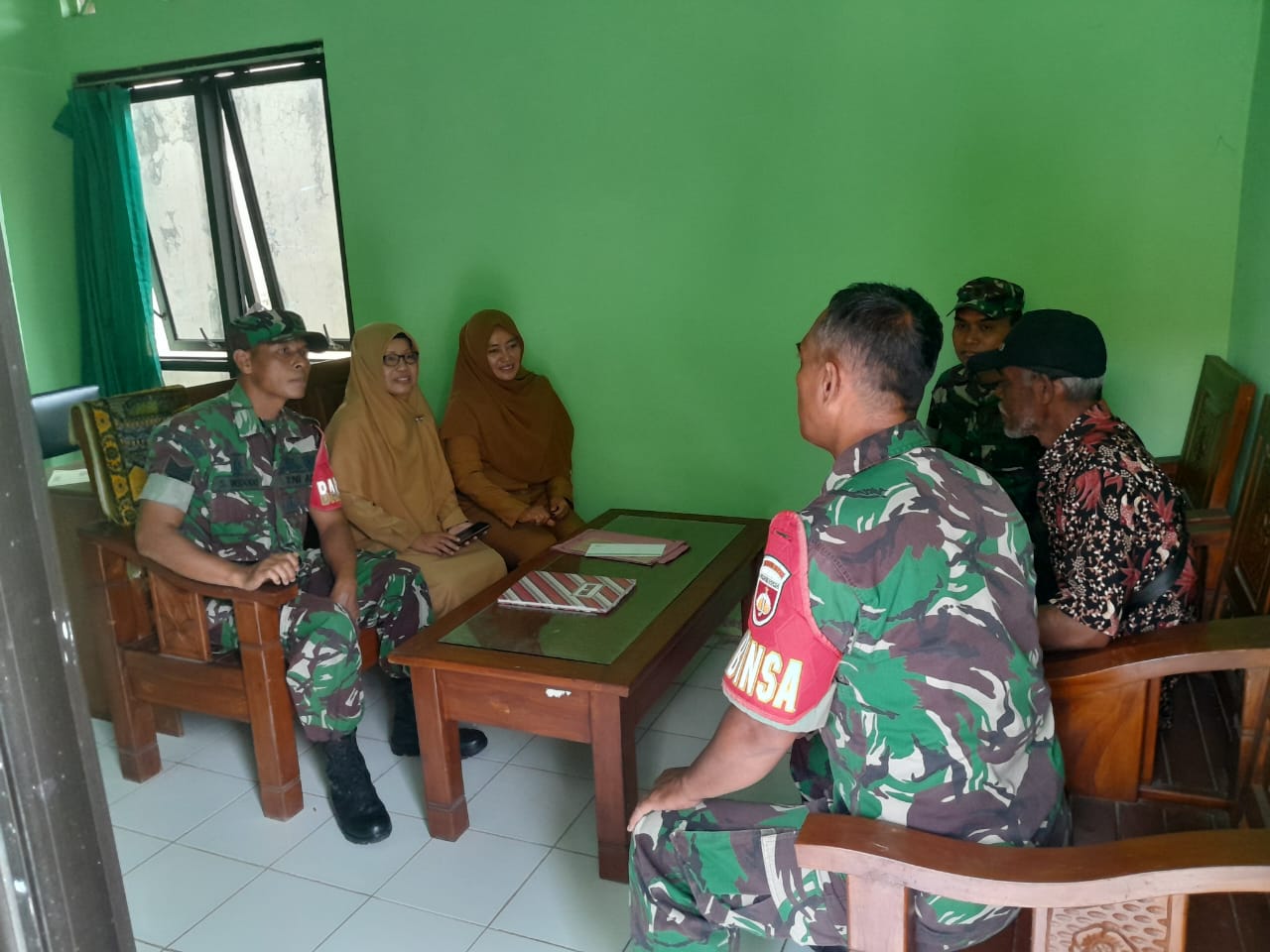 Jalin Komunikasi Sosial Babinsa dan Perangkat Desa Tukar Informasi