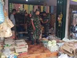 Babinsa Cek Ketersediaan Sembako di Pasaran Antisipasi Kelangkaan