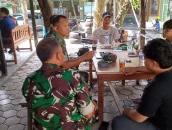 Kekompakan Babinsa Dengan Pemuda Binaan Kekompakan Babinsa Dengan Pemuda Binaan