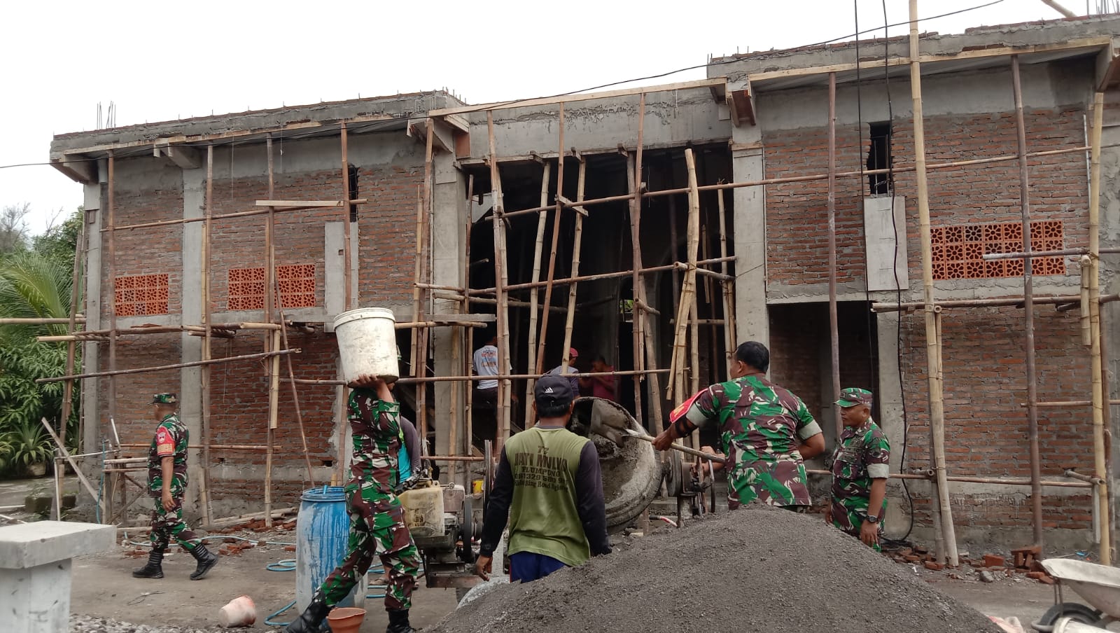 Danramil Didampingi Babinsa Bersama Warga Gotong Royong Bangun Masjid