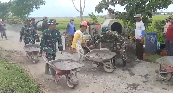 Karya Bhakti Warga dan Babinsa Buka Akses Jalan
