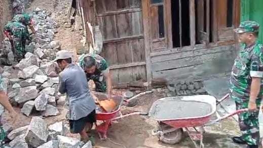 Babinsa Bantu Garap Pembangunan Talud  Penahan Tanah