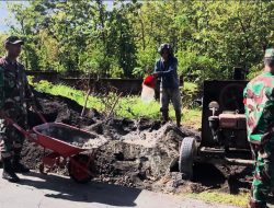 Babinsa Gotong Royong Bantu Pembuatan Pondasi Rumah Warga Babinsa Gotong Royong Bantu Pembuatan Pondasi Rumah Warga