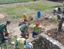 Kerja Bakti Pembuatan Talud Wujud Kedekatan Babinsa dan Warga Kerja Bakti Pembuatan Talud Wujud Kedekatan Babinsa dan Warga