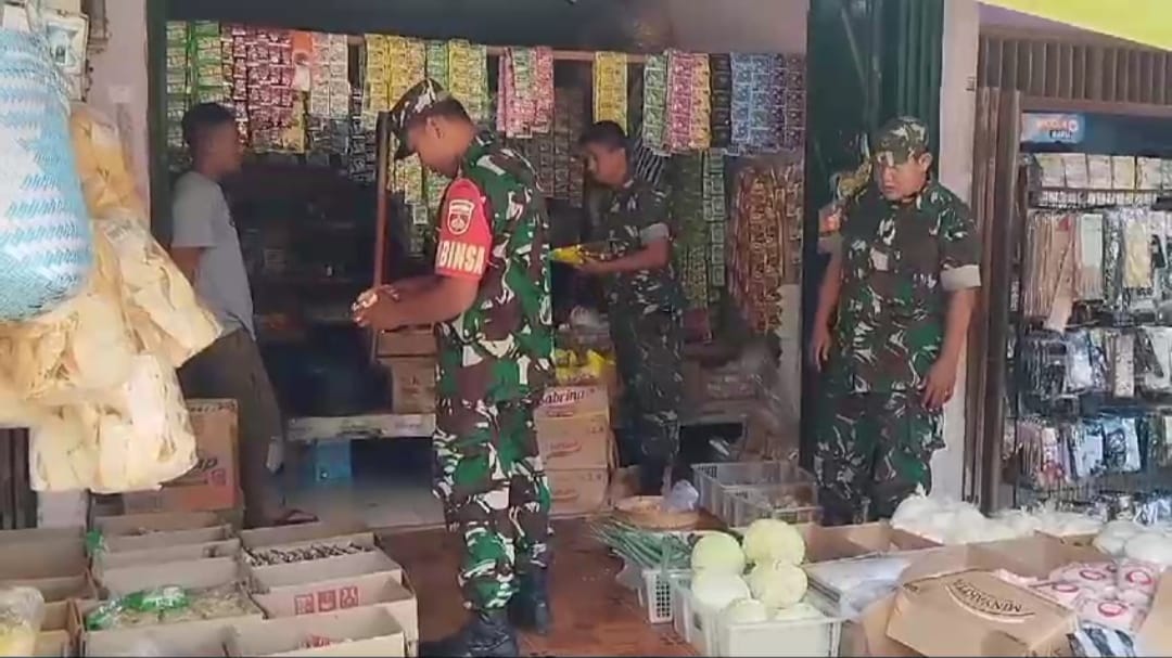 Babinsa Desa Poleng  Bergerak Cepat Cegah Lonjakan Harga Sembako