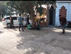 Babinsa Bersihkan Masjid, Tunjukkan Sinergitas TNI dan Masyarakat Babinsa Bersihkan Masjid, Tunjukkan Sinergitas TNI dan Masyarakat