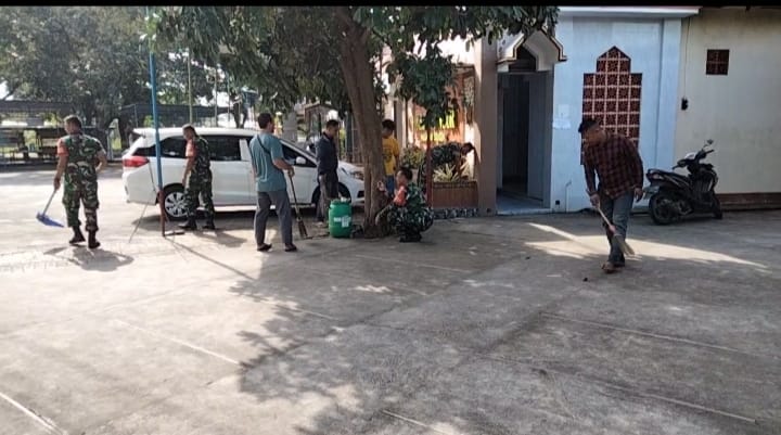 Babinsa Bersihkan Masjid, Tunjukkan Sinergitas TNI dan Masyarakat