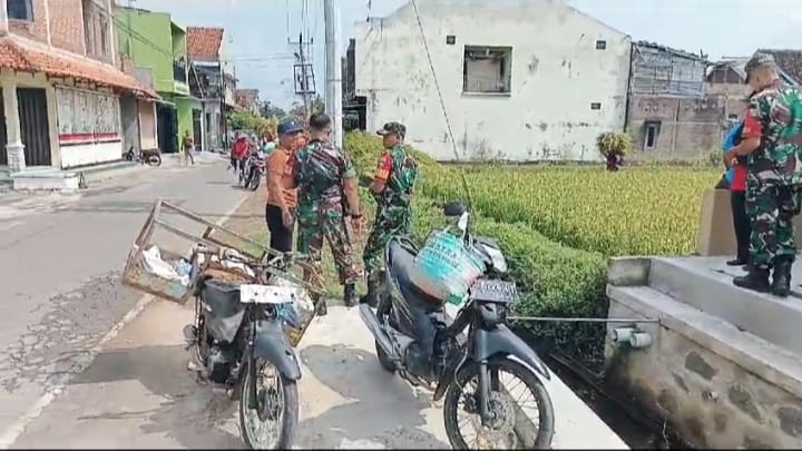 Babinsa Berbagi Ilmu di Sawah Pak Kartono