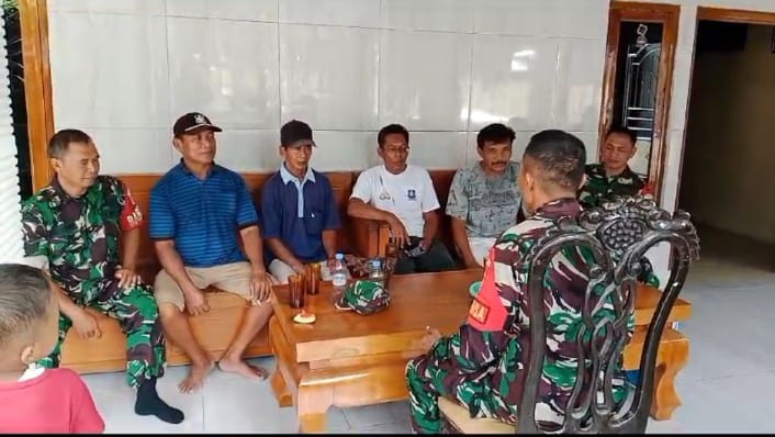 Babinsa dan Ketua RT Jalin Komunikasi Demi Terwujudkan Keakraban
