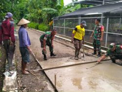 Membangun Desa Bersama Warga, Babinsa Bantu Pengecoran Jalan Membangun Desa Bersama Warga, Babinsa Bantu Pengecoran Jalan