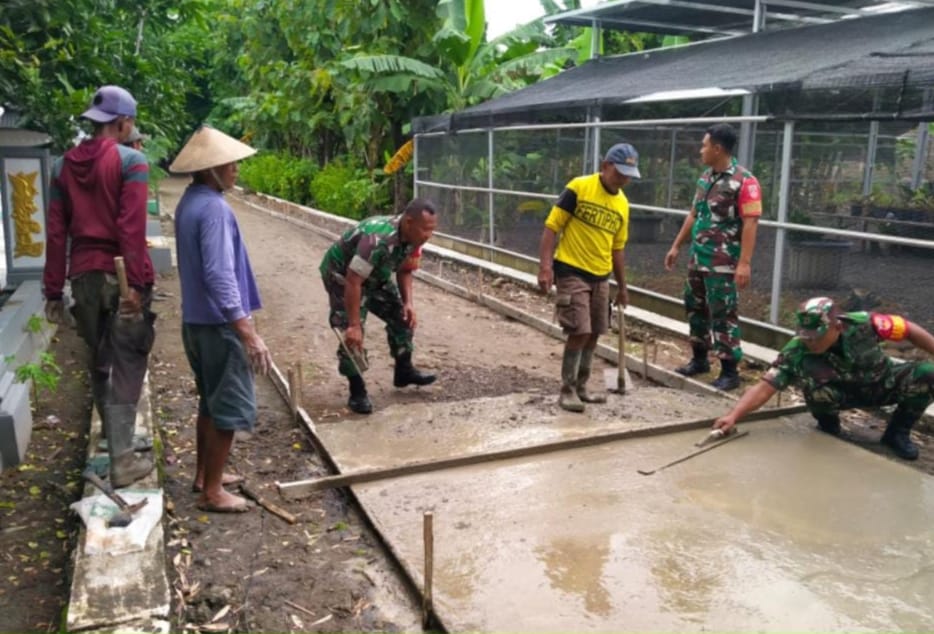 Membangun Desa Bersama Warga, Babinsa Bantu Pengecoran Jalan