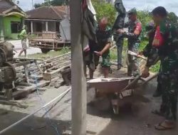 Membantu Kesulitan Masyarakat, Babinsa Kerja Bakti Bangun Rumah Warga Membantu Kesulitan Masyarakat, Babinsa Kerja Bakti Bangun Rumah Warga