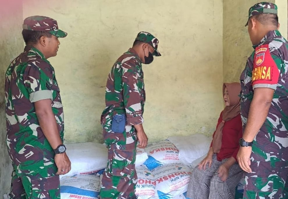Pengecekan  Pupuk Secara Intensif Dilakukan Babinsa Desa Toyogo