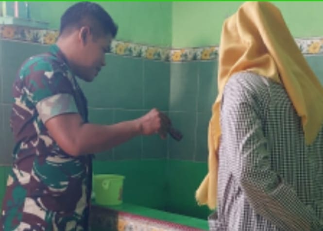 Dukung Gerakan PSN, Babinsa Dampingi Tenaga Kesehatan
