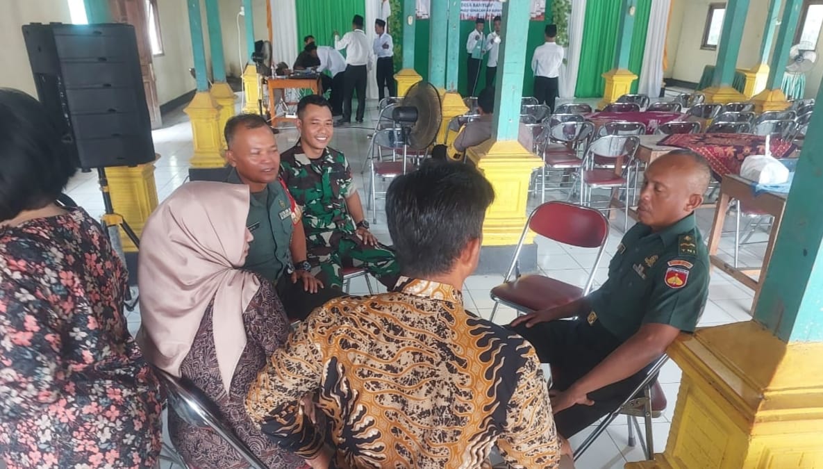 Jaga Kondusifitas Wilayah, Babinsa Komsos Bersama Perangkat Desa