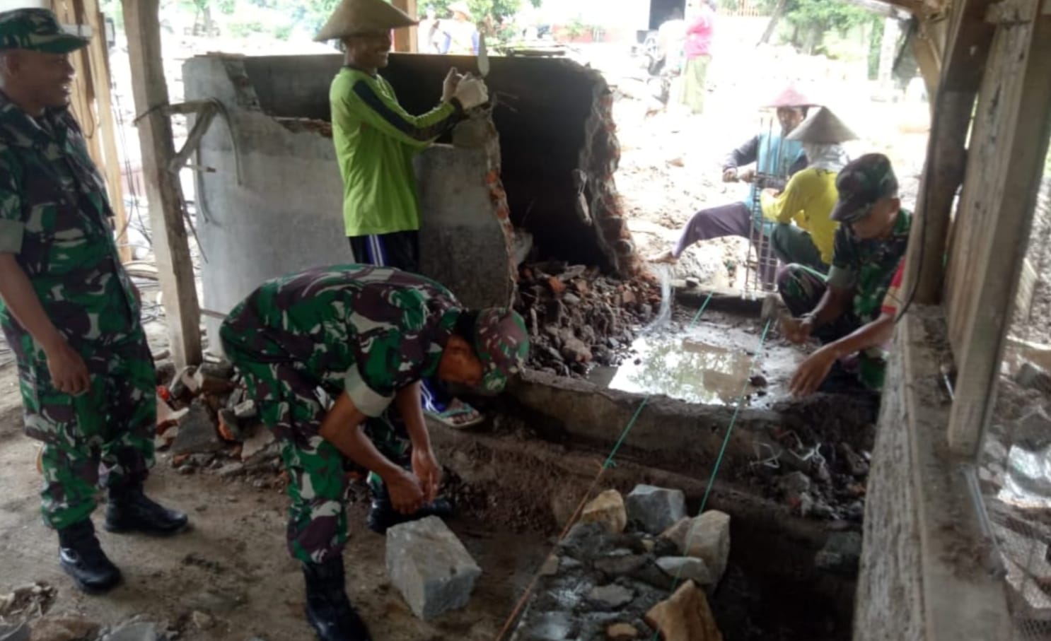 Babinsa Bantu Bangun Pondasi Rumah Warga,  Gotong Royong Mewujudkan Mimpi Suminto