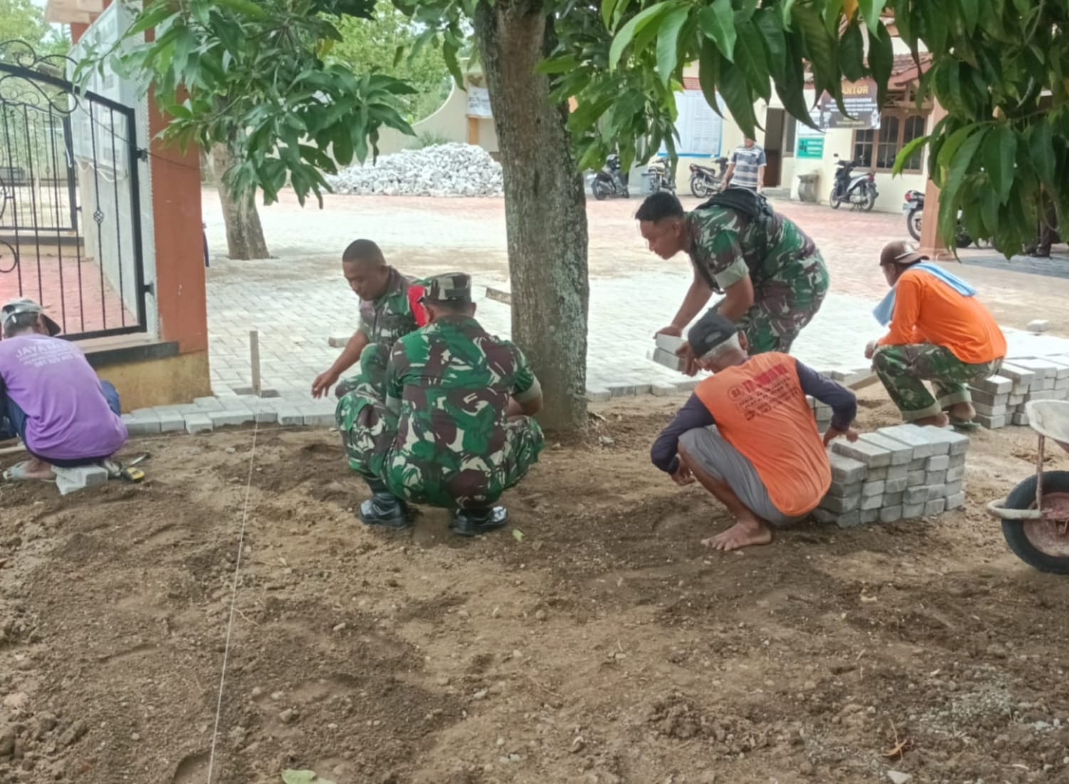 Babinsa Berpartisipasi Aktif dalam Kerja Bakti Penataan Paving Blok