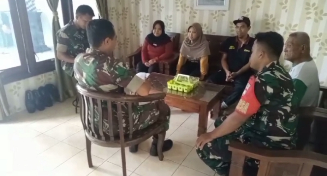 Babinsa Lakukan Pendataan Warga Baru Secara Door to Door