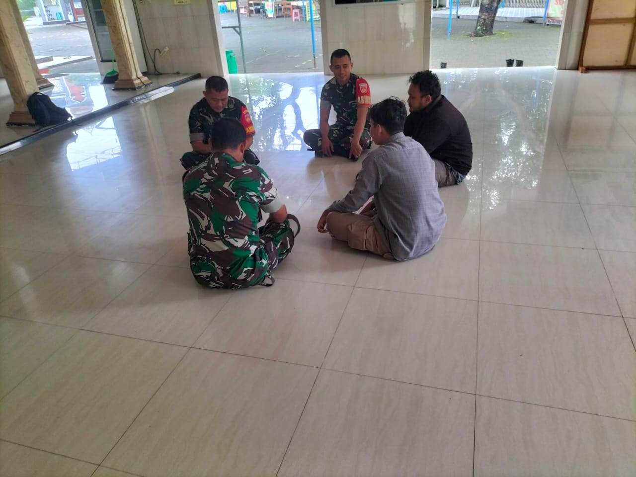 Babinsa Jalin Silaturahmi dengan Tokoh Agama Melalui Komunikasi Sosial