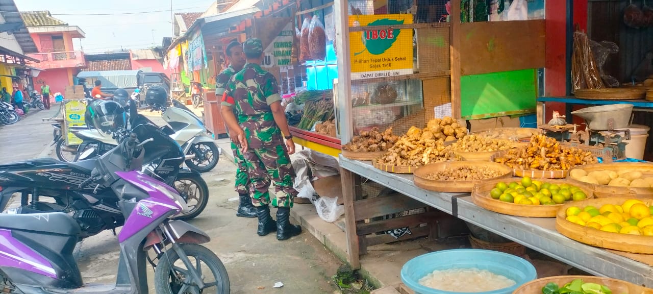 Babinsa Patroli Pasar: Jaga Keamanan dan Stabilitas Harga