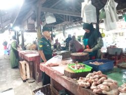 Susur Pasar Tradisional Babinsa Ingin Mengetahui Harga Sembako Susur Pasar Tradisional Babinsa Ingin Mengetahui Harga Sembako