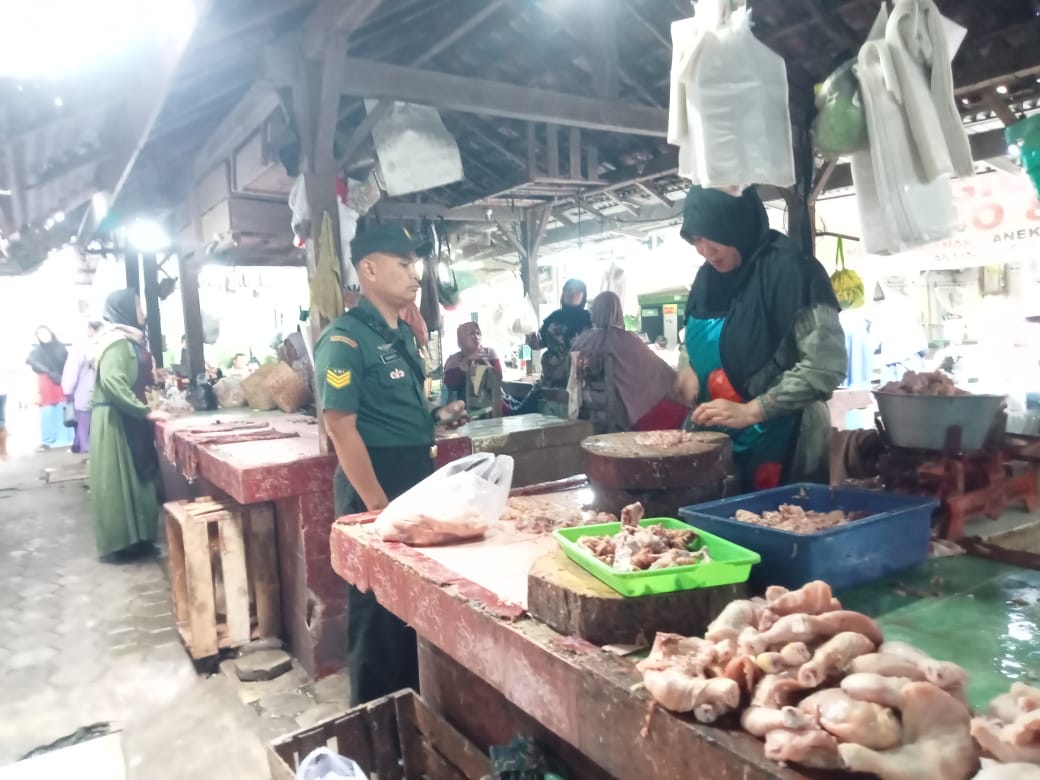 Susur Pasar Tradisional Babinsa Ingin Mengetahui Harga Sembako