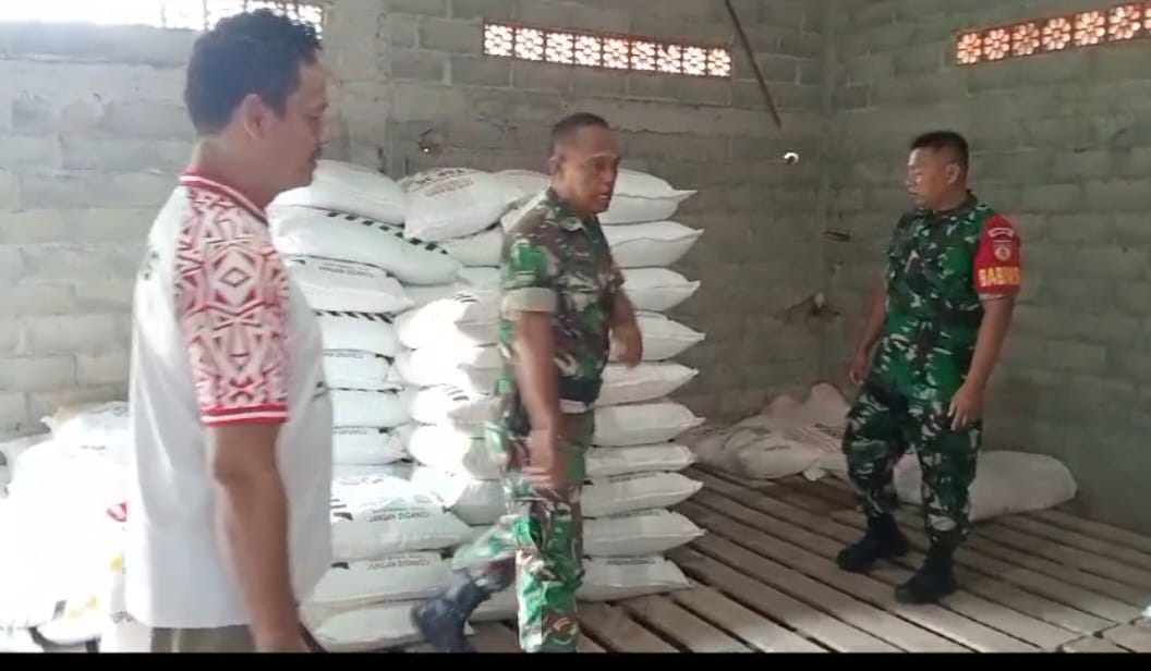 Babinsa Turun Langsung Komsos Dengan Pedagang Pupuk Bersubsidi di Wilayah Binaan