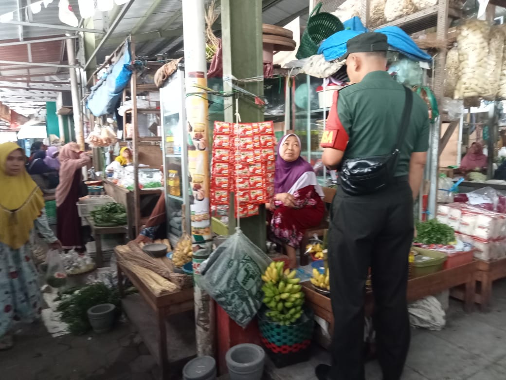 Cek Harga Sembako Di Bulan Ramadhan, Babinsa Turun Ke Pasar Tradisional