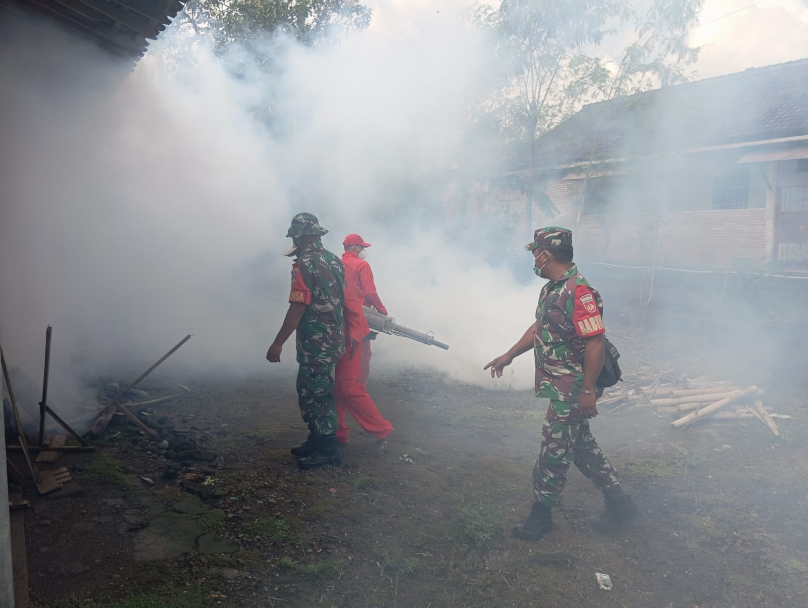Babinsa Dampingi Dinas Kesehatan Lakukan Fogging Cegah DBD